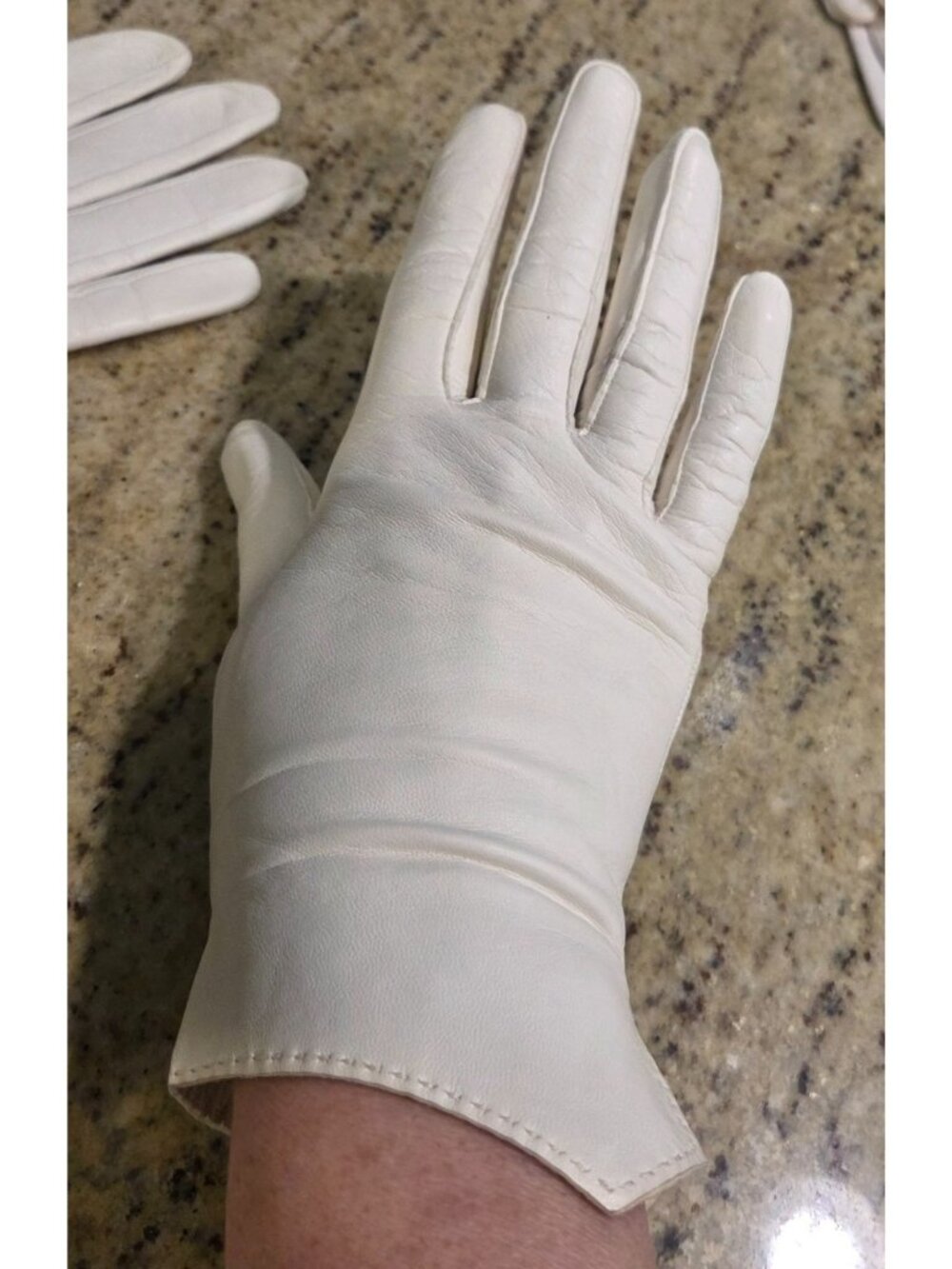 Vintage Womens Size 6.5 S/M White Soft Leather Formal Silk Lined Gloves